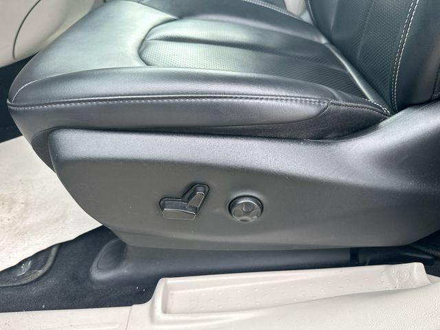 Used 2023 Chrysler Pacifica Touring-L FWD image 38