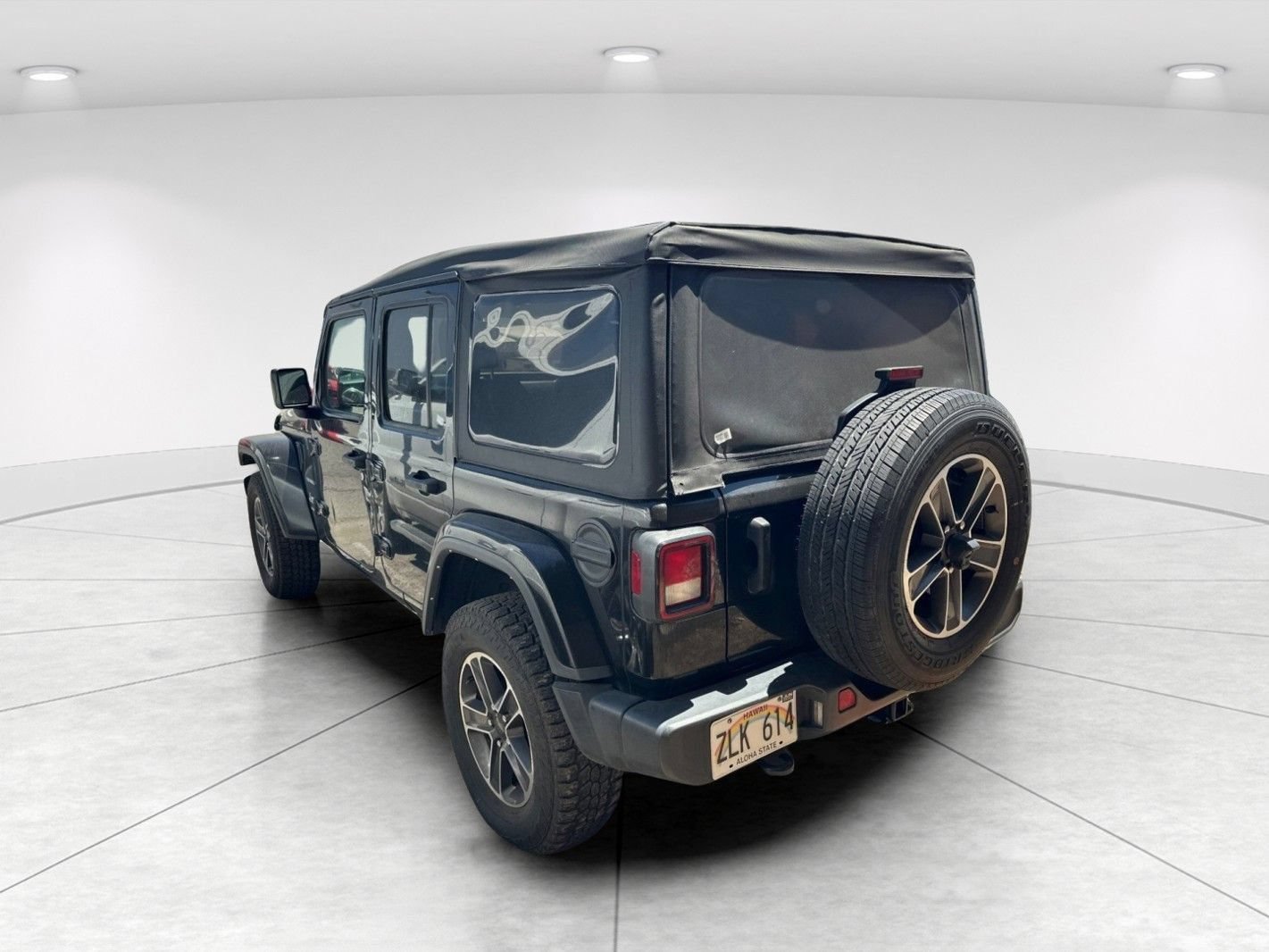 Used 2023 Jeep Wrangler Unlimited Sahara w/ Cold Weather Group AWD/4WD image 4