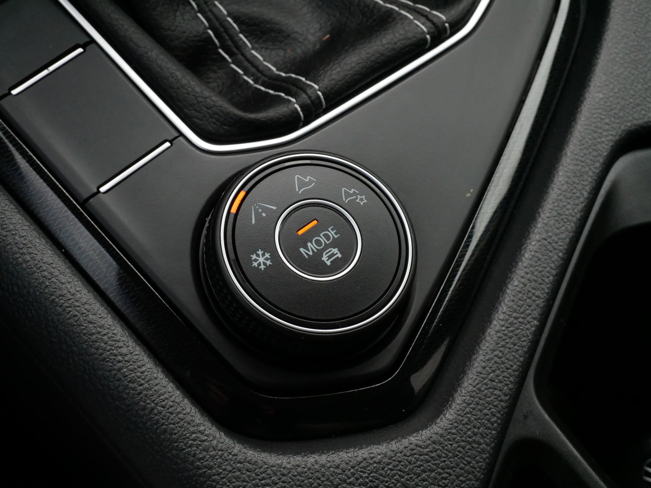 Certified 2025 Volkswagen Taos SE image 28