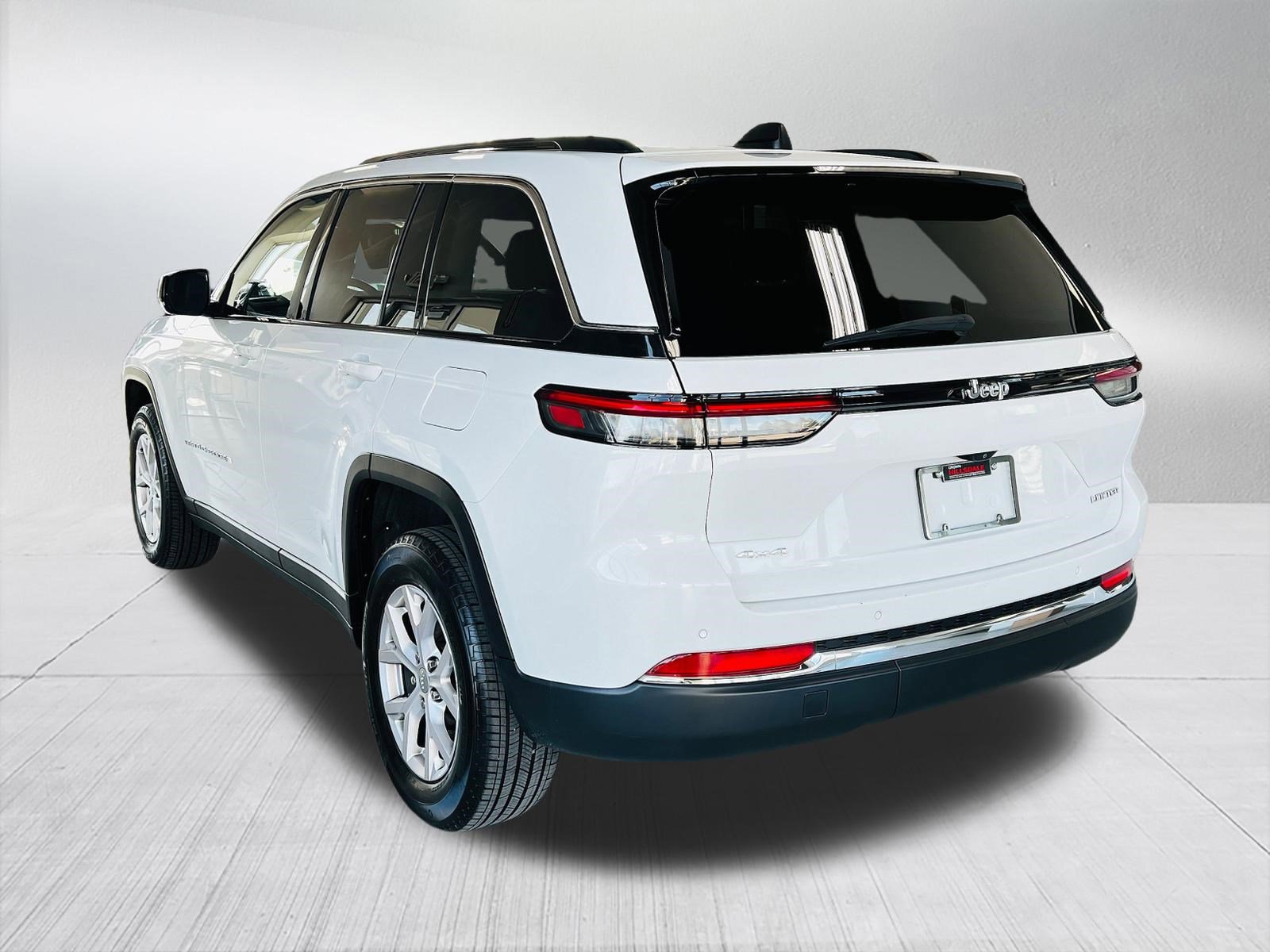 Used 2022 Jeep Grand Cherokee Limited w/ Trailer Tow Prep Group (B) image 8