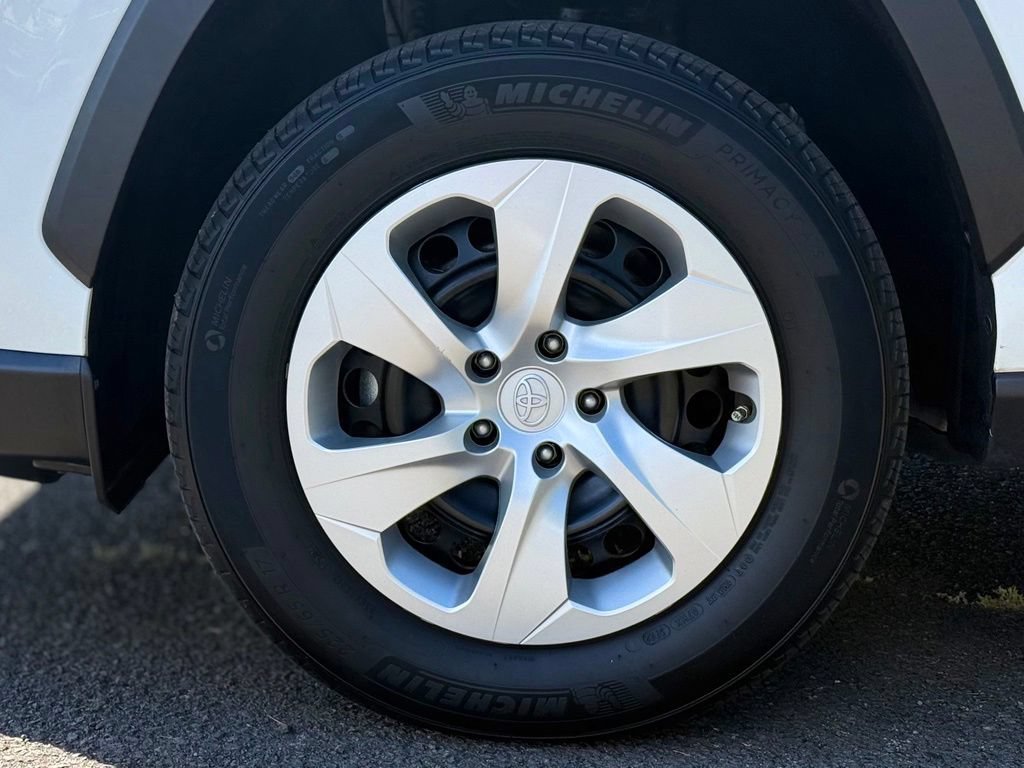 Certified 2022 Toyota RAV4 LE AWD/4WD image 9