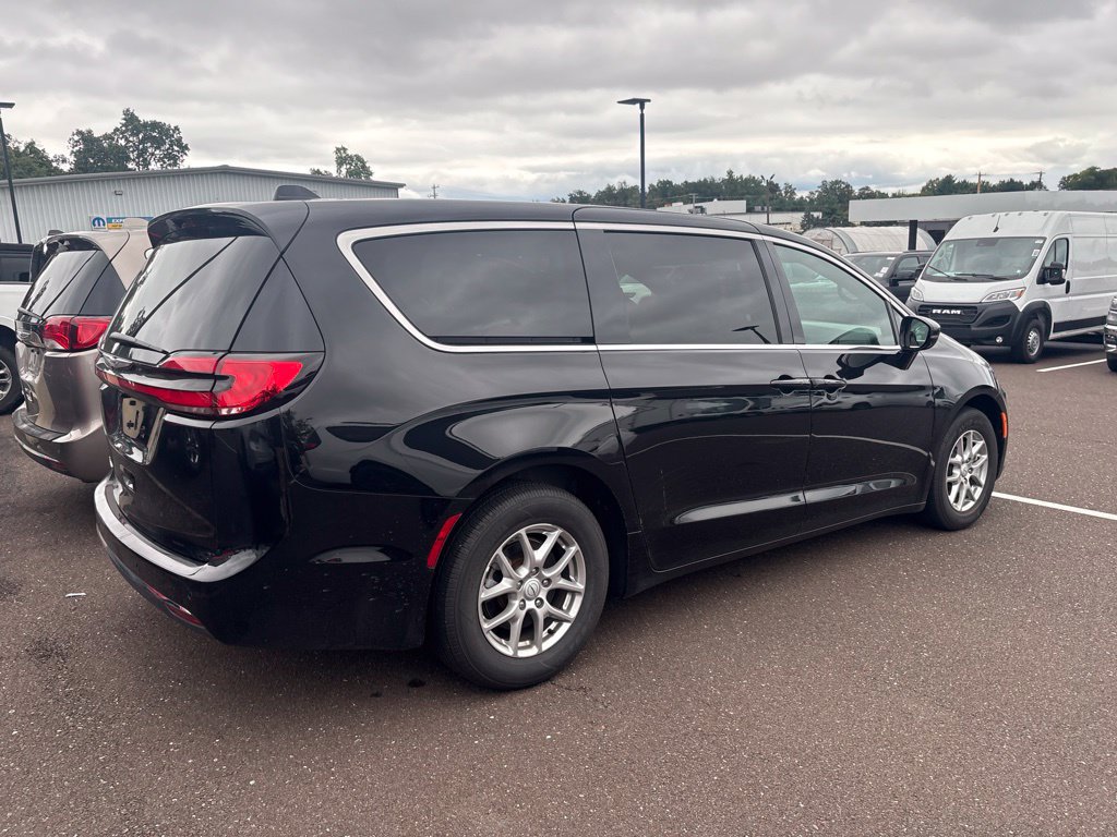 Used 2026 Chrysler Pacifica Select FWD image 2
