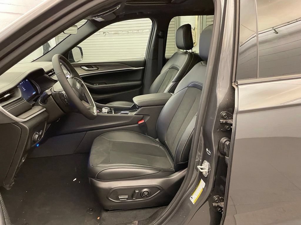 New 2026 Jeep Grand Cherokee Altitude RWD image 16