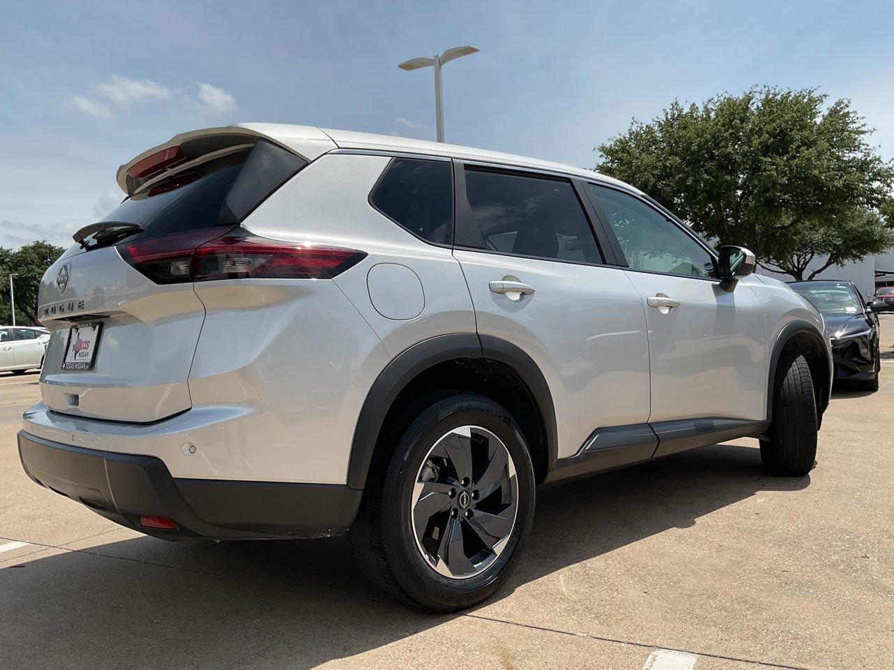 Used 2025 Nissan Rogue SV FWD image 4