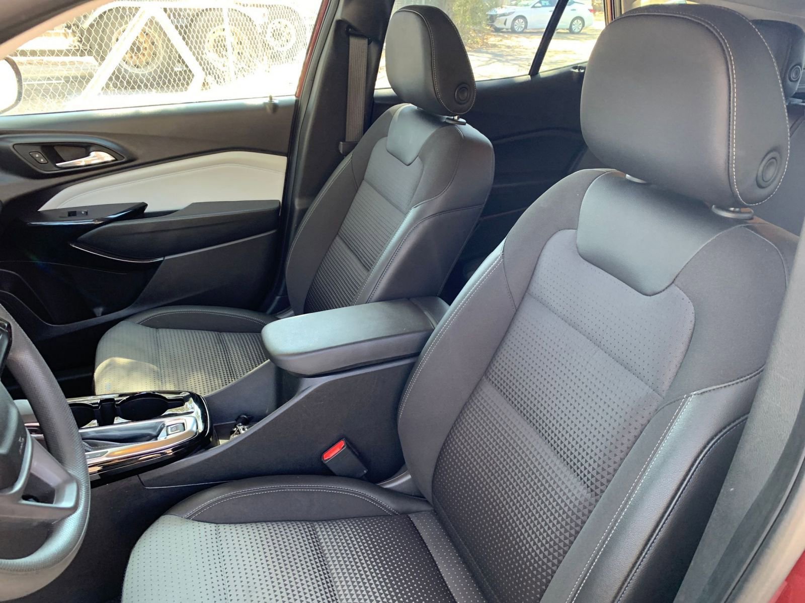 Used 2025 Chevrolet Trax LT image 32