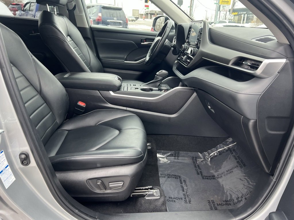 Used 2022 Toyota Highlander XLE image 25