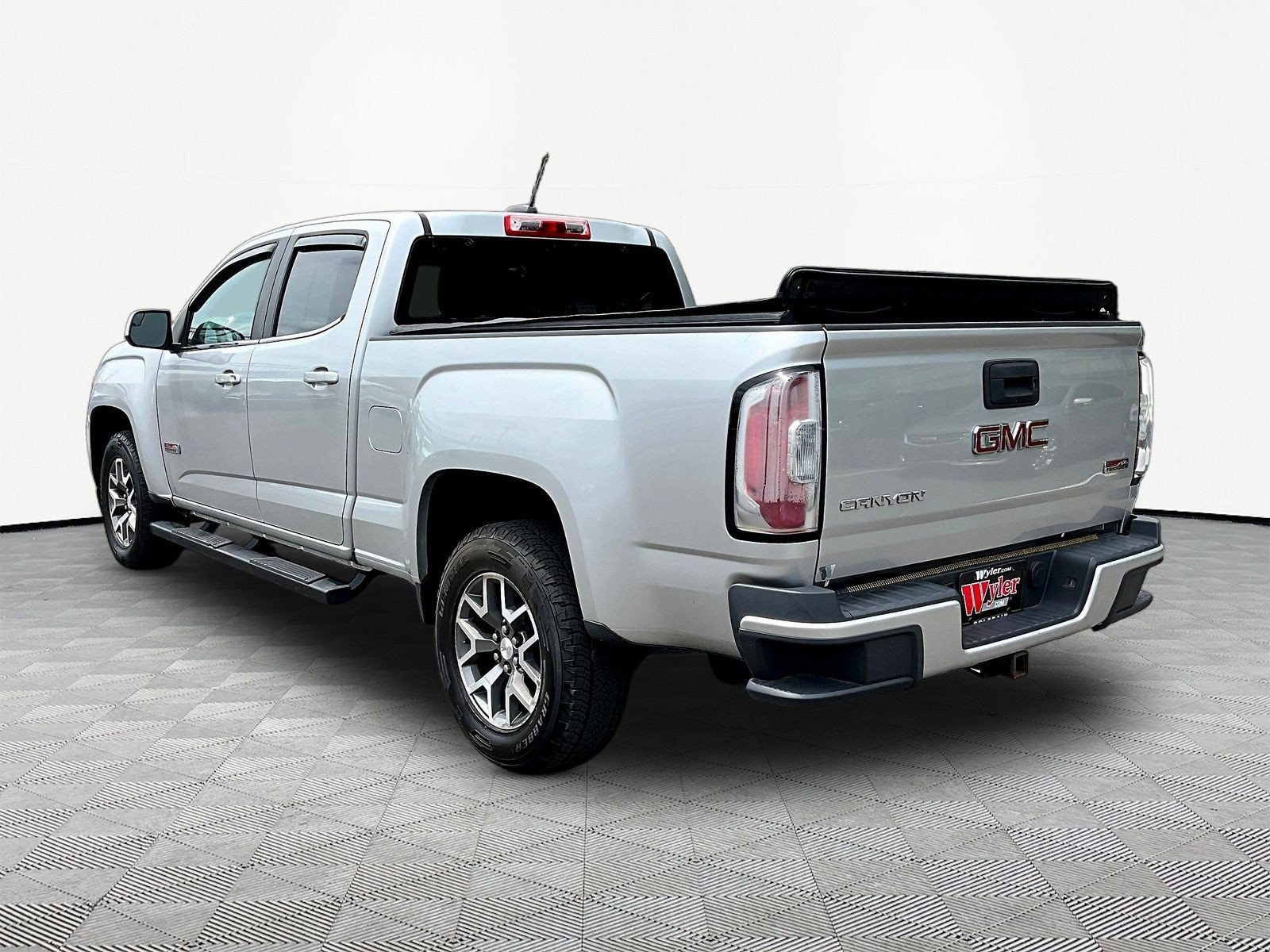 Used 2015 GMC Canyon SLE w/ All-Terrain Package AWD/4WD image 4
