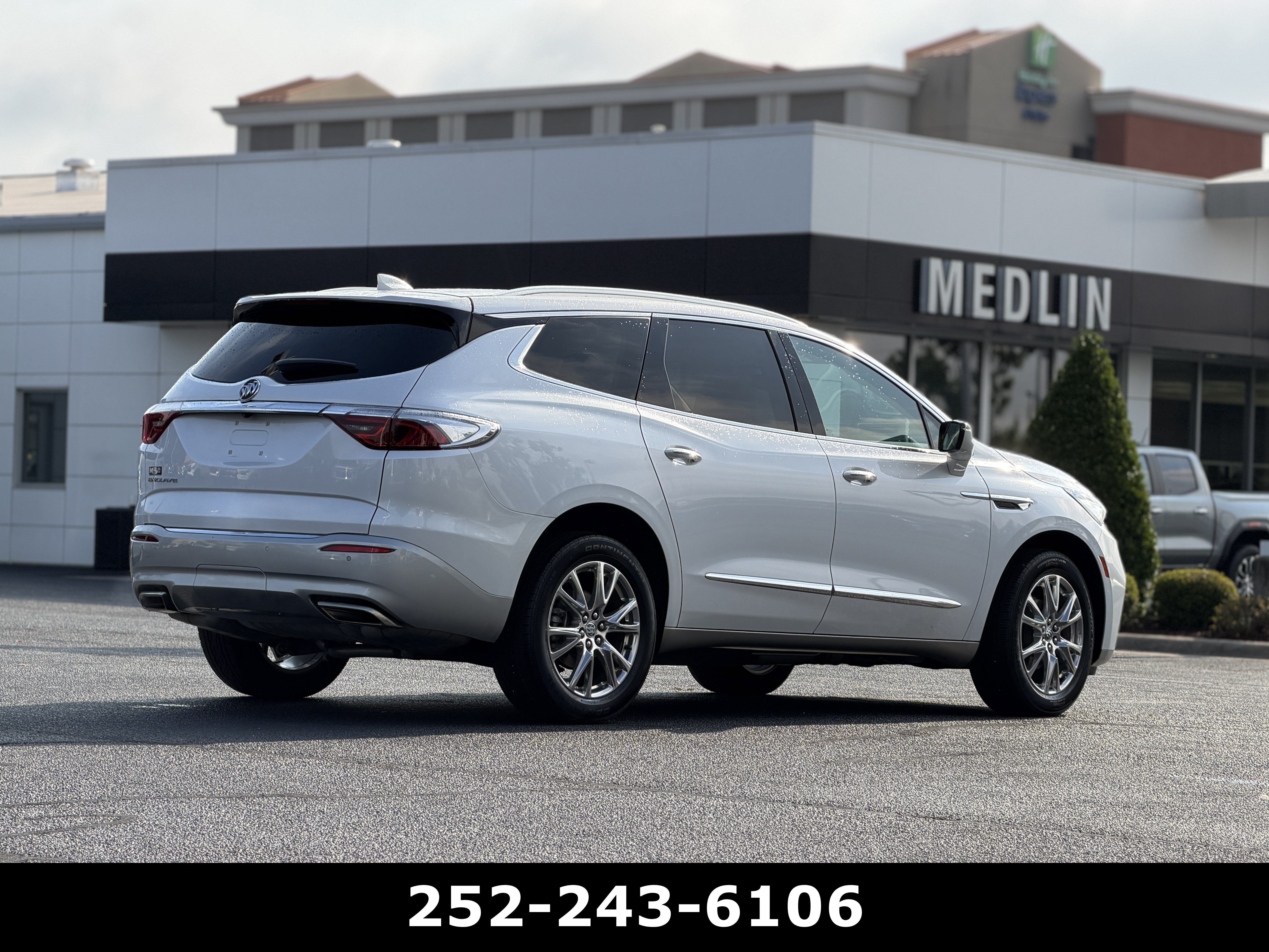 Used 2023 Buick Enclave Essence w/ Experience Buick Package FWD image 7