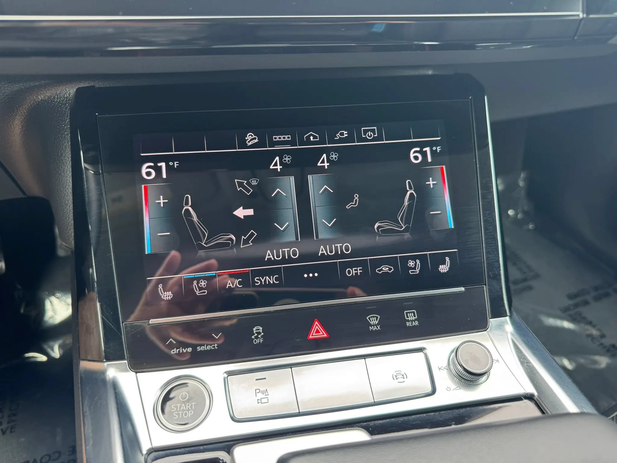 Used 2022 Audi e-tron Premium Plus w/ Premium Plus Package AWD/4WD image 38