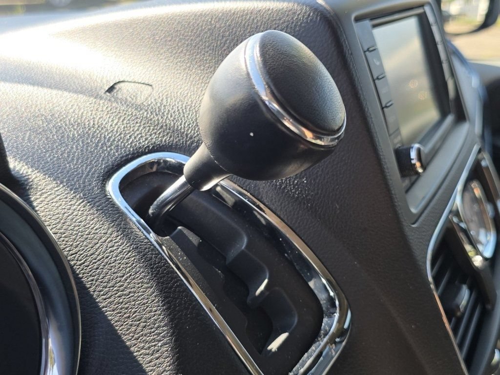 Used 2016 Chrysler Town & Country Touring FWD image 34