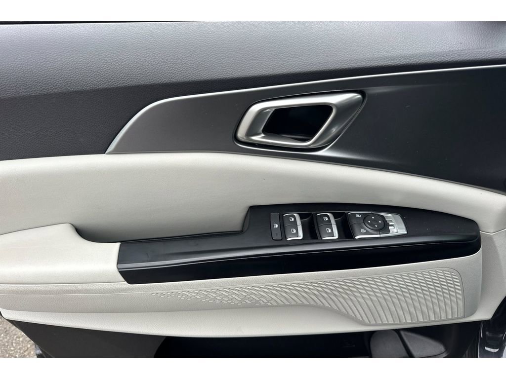 Used 2024 Kia Carnival LX image 13