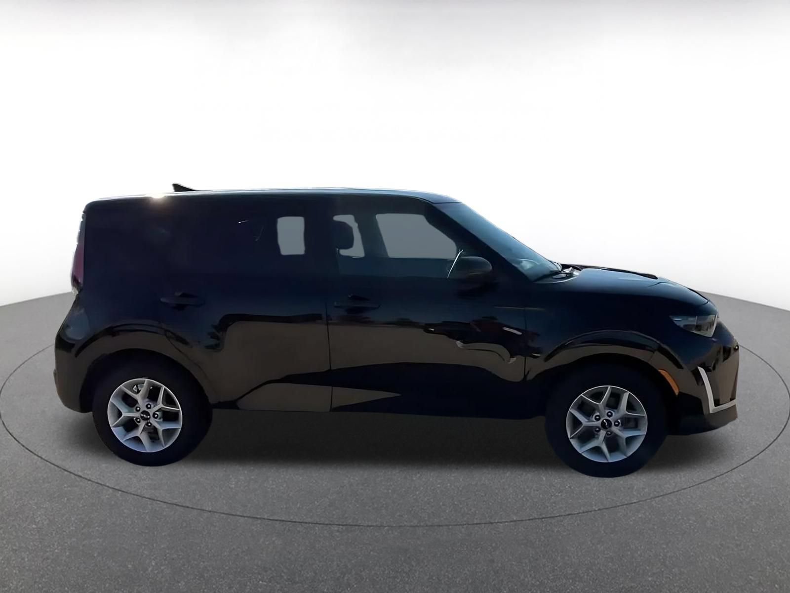 Used 2025 Kia Soul LX w/ LX Technology Package FWD image 15