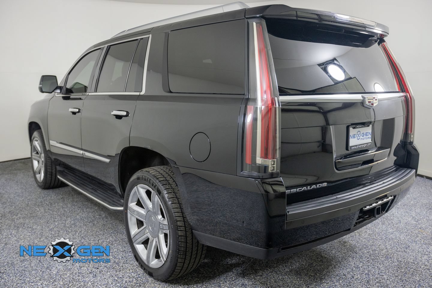 Used 2017 Cadillac Escalade Luxury AWD/4WD image 6