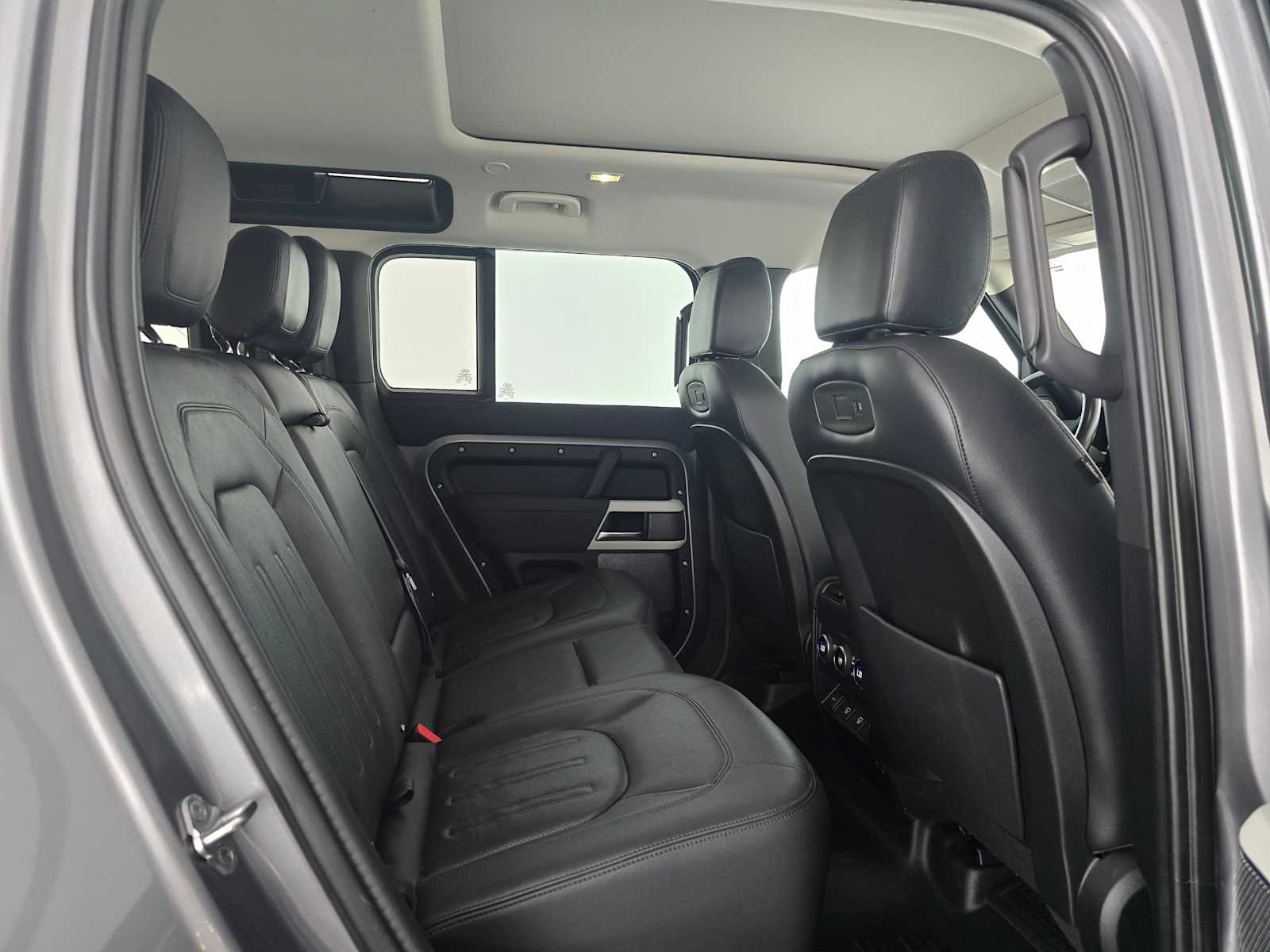 Used 2022 Land Rover Defender 110 SE image 12