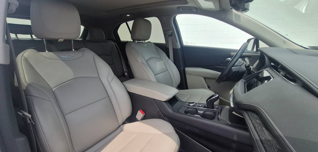 Used 2022 Cadillac XT4 Premium Luxury w/ Technology Package AWD/4WD image 4