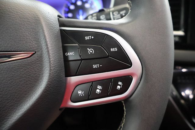 Used 2025 Chrysler Pacifica Select FWD image 17