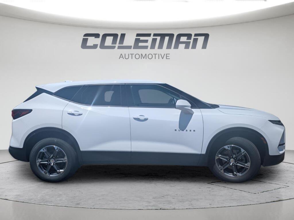 Used 2025 Chevrolet Blazer LT AWD/4WD image 3