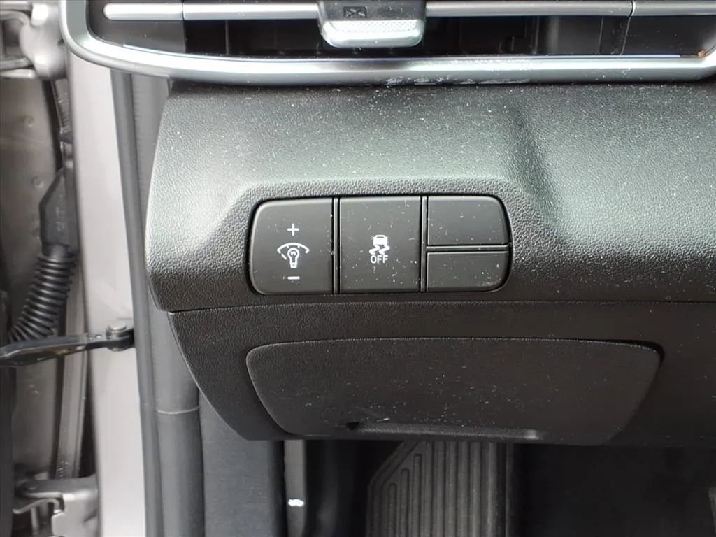 Used 2024 Hyundai Elantra SEL image 28