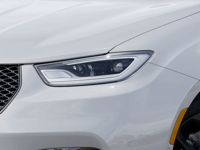 New 2026 Chrysler Pacifica Limited w/ Uconnect Theater Family Group image 10