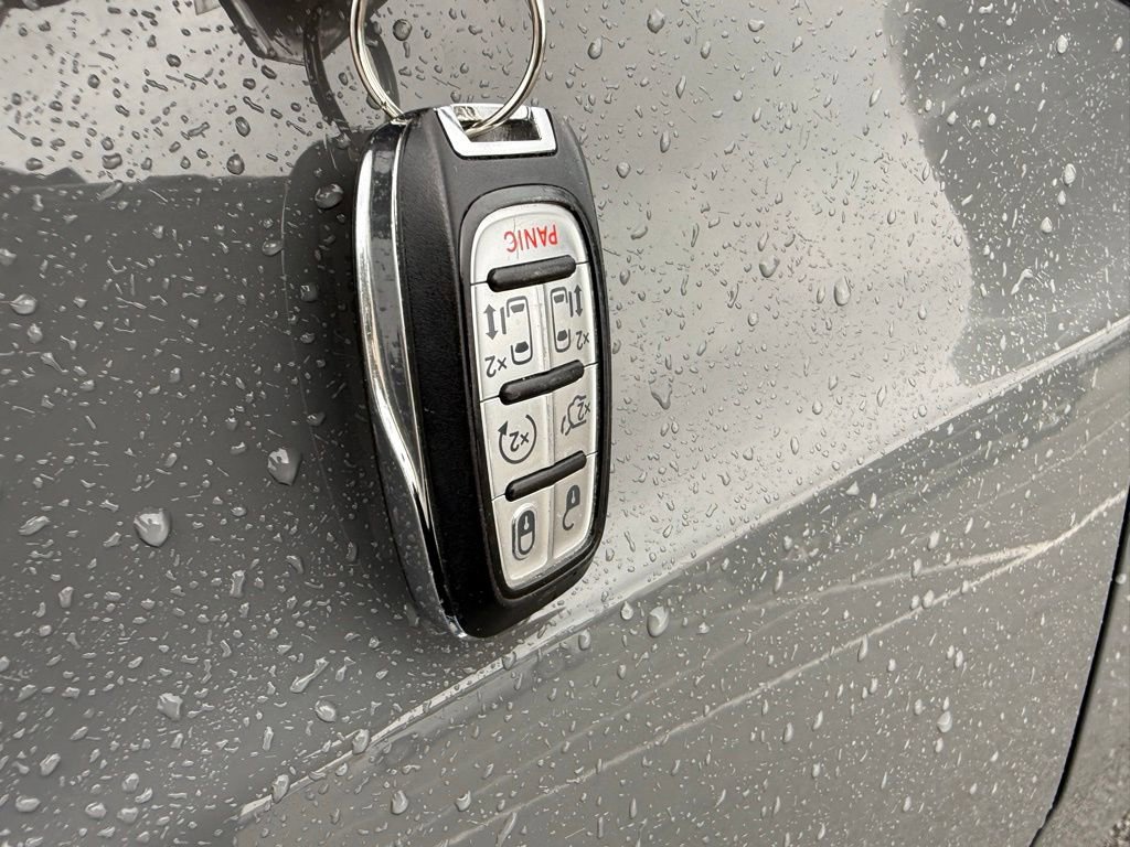 Used 2023 Chrysler Pacifica Touring-L image 28