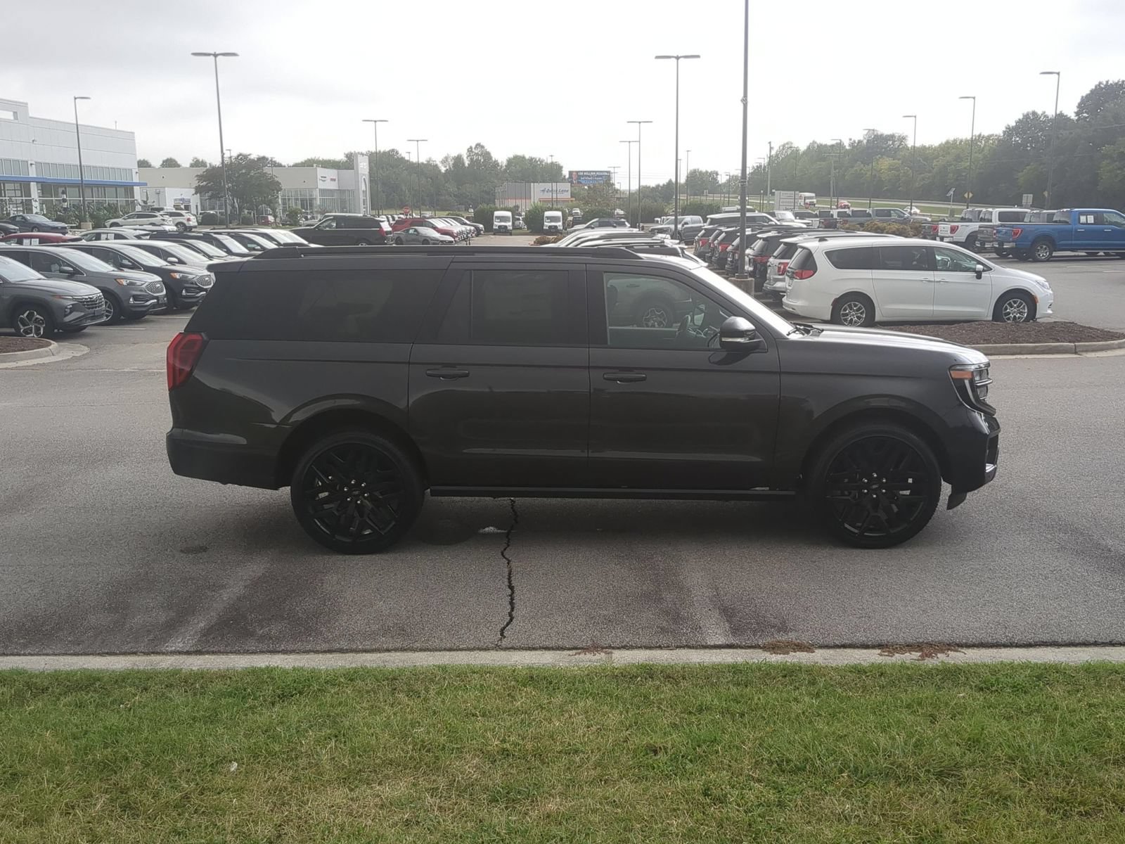 New 2027 Ford Expedition Max Platinum w/ Stealth Performance Package AWD/4WD image 2