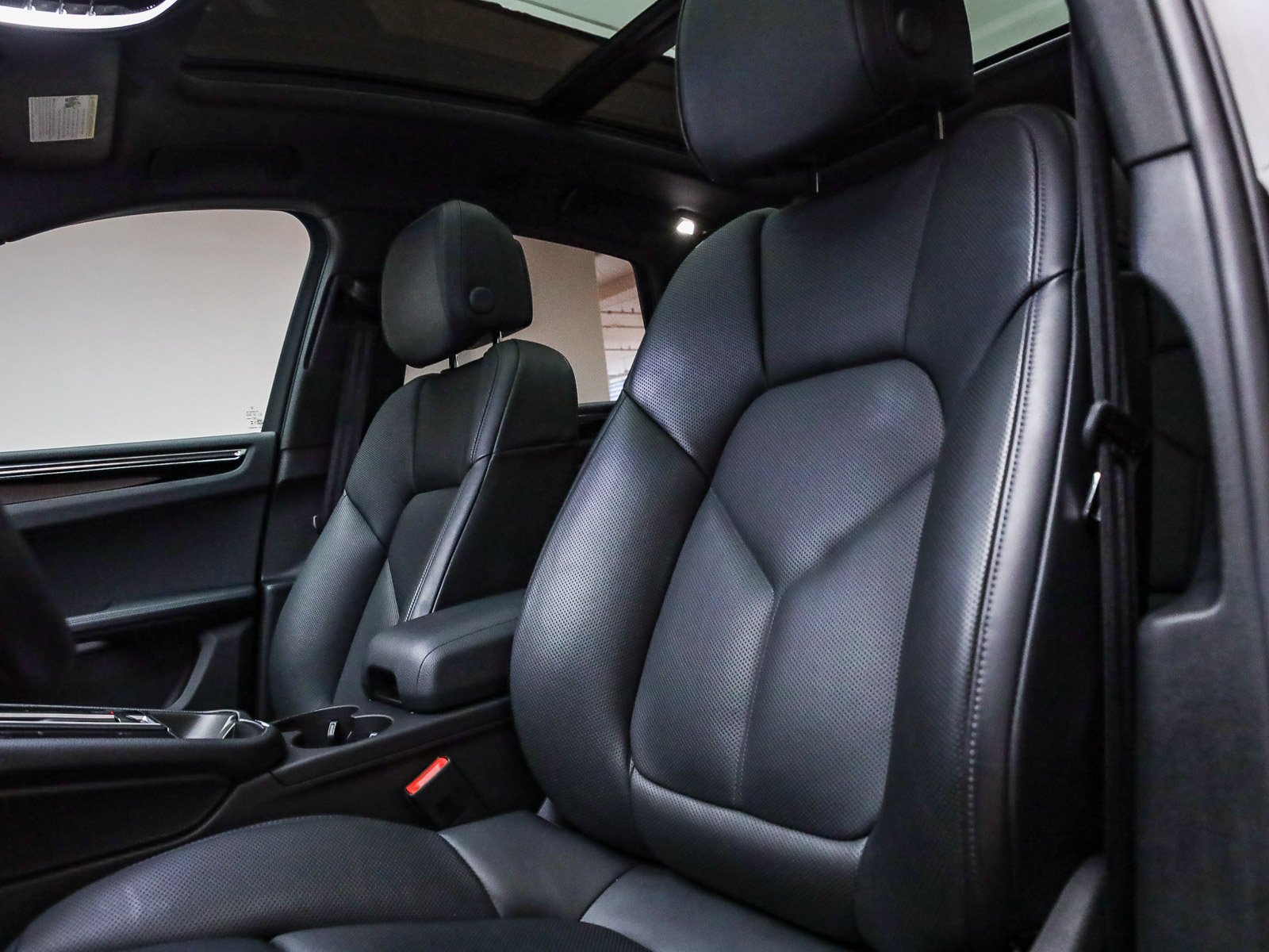 Certified 2025 Porsche Macan AWD/4WD image 5