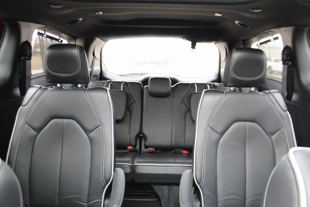 Used 2025 Chrysler Pacifica Limited image 30