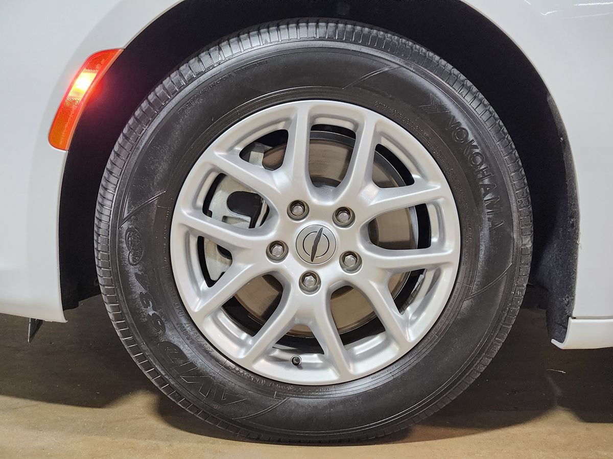 Used 2023 Chrysler Pacifica Touring-L FWD image 26