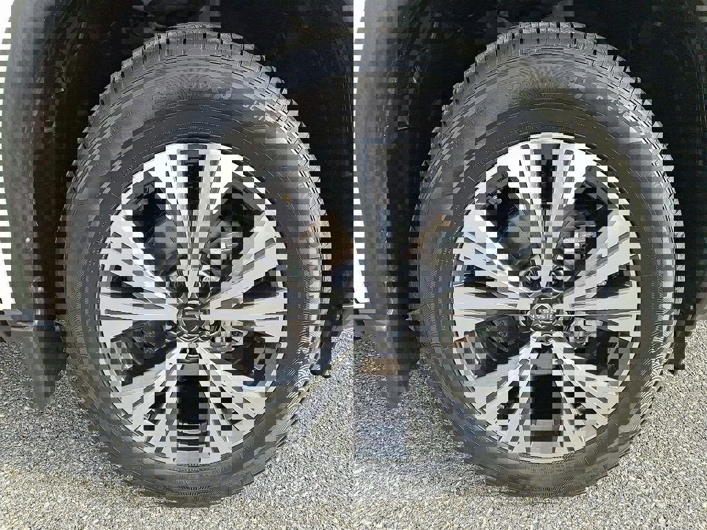 Used 2023 Nissan Rogue SV image 9