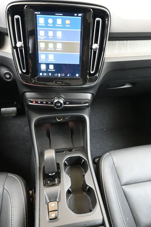Certified 2025 Volvo XC40 B5 Core image 28