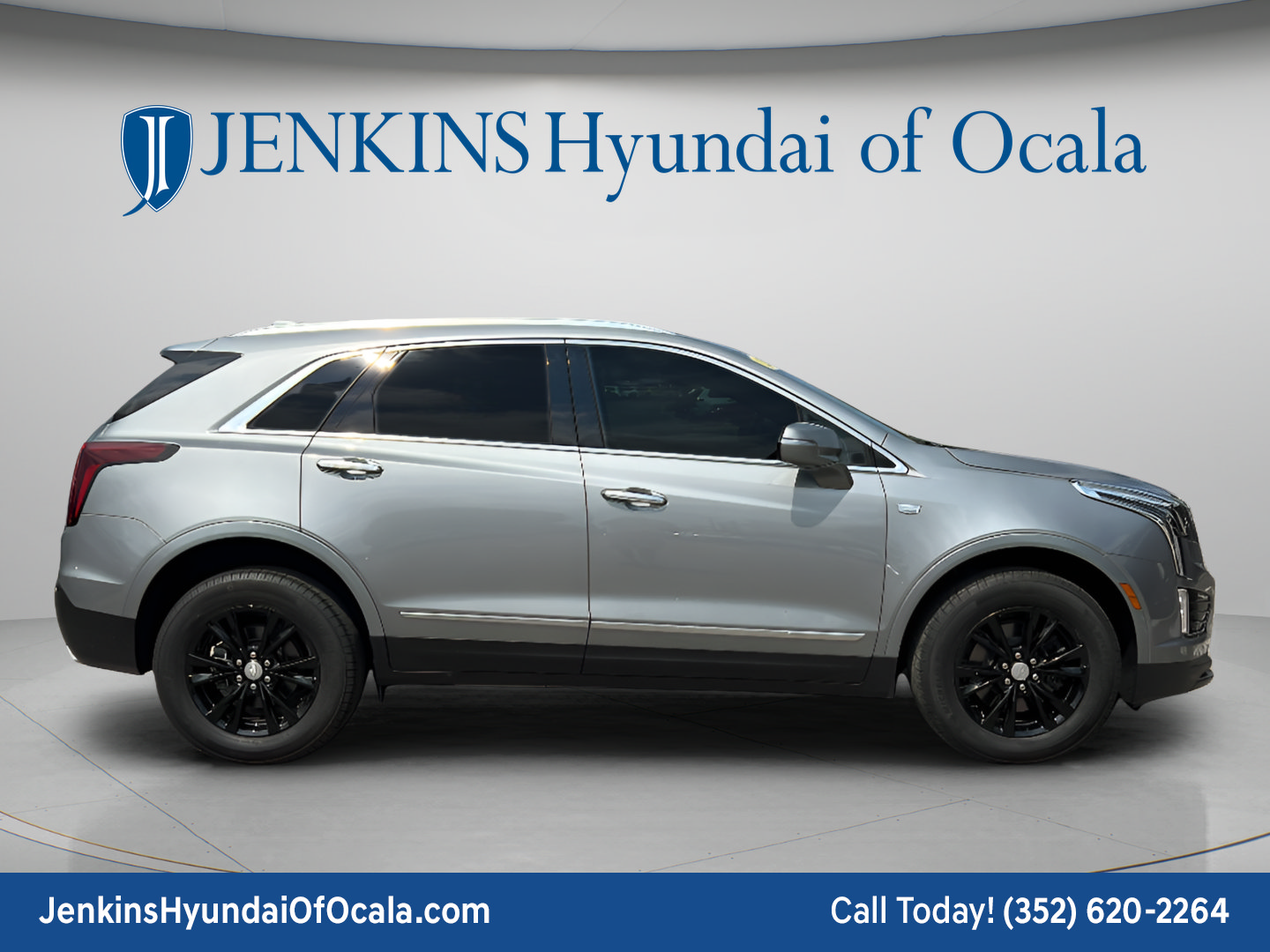 Used 2025 Cadillac XT5 Luxury FWD image 2
