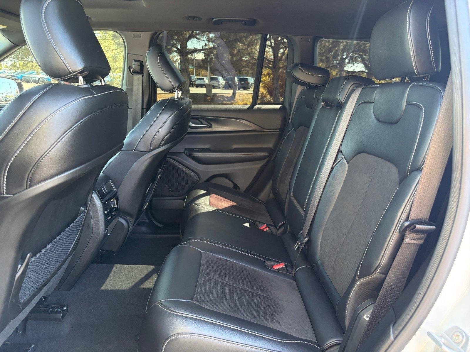 Used 2025 Jeep Grand Cherokee Altitude AWD/4WD image 18