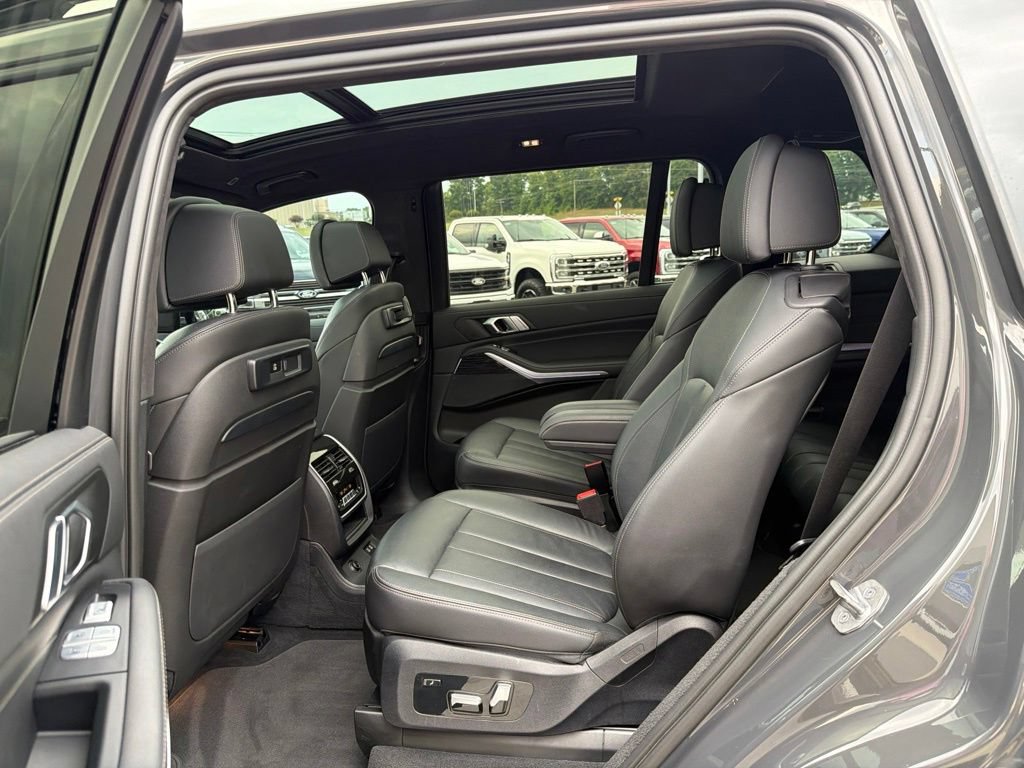 Used 2022 BMW X7 xDrive40i w/ M Sport Package AWD/4WD image 14