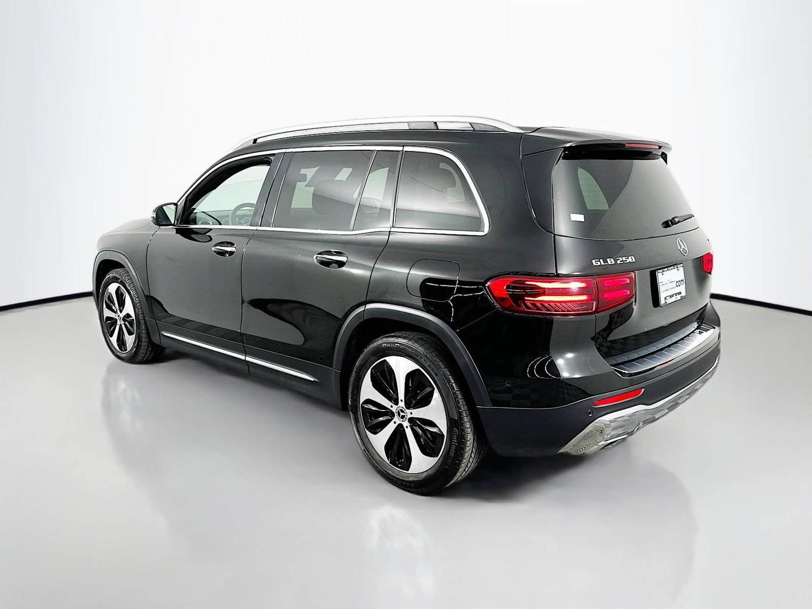 Used 2025 Mercedes-Benz GLB 250 4MATIC image 5