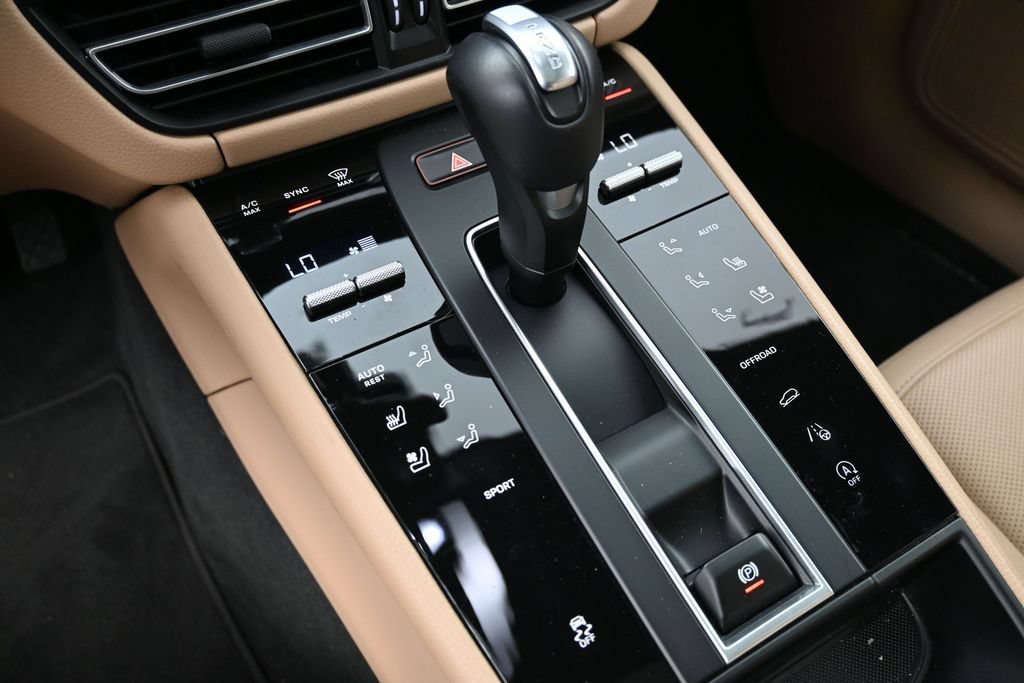 Certified 2025 Porsche Macan AWD/4WD image 23
