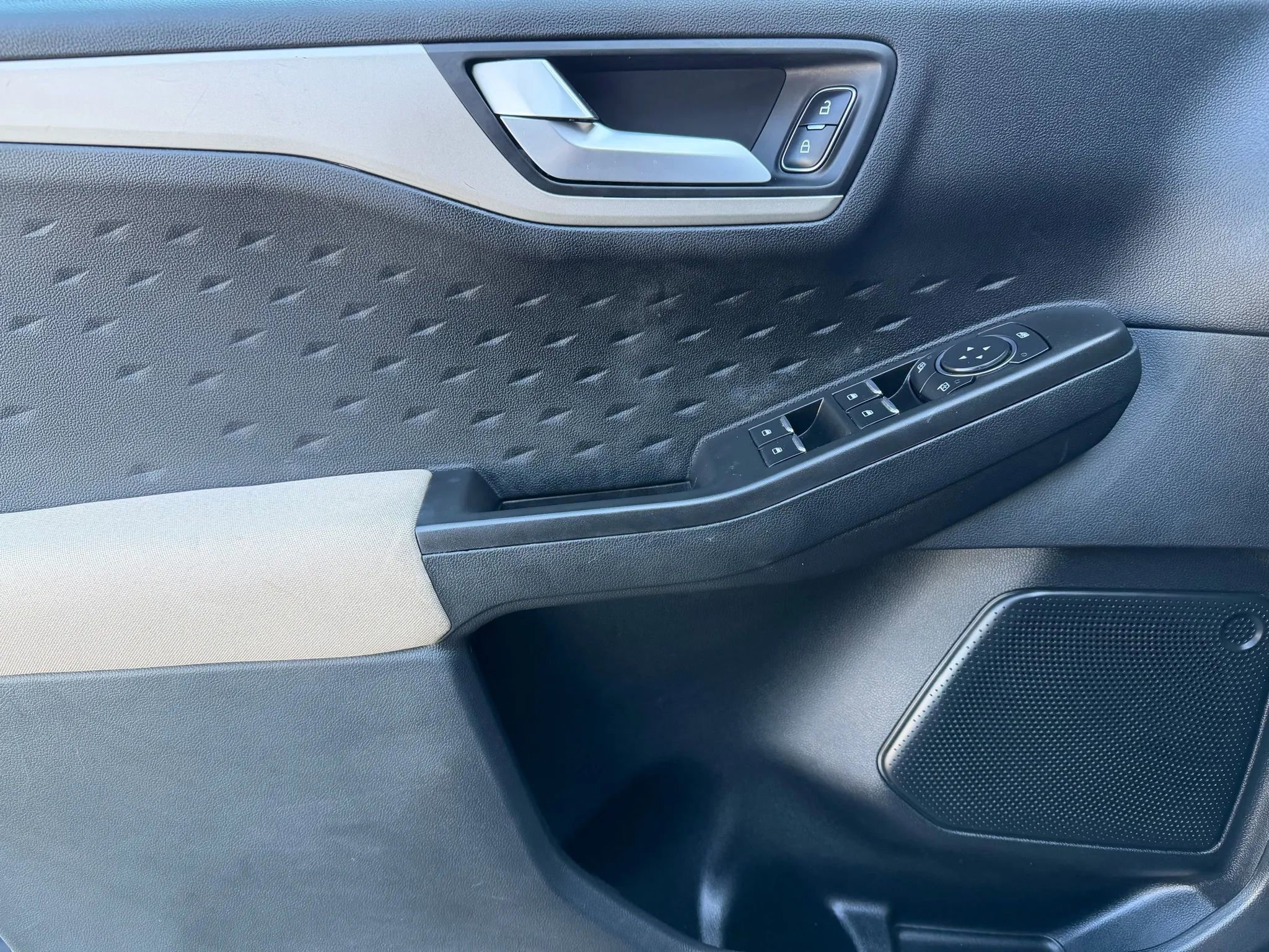 Used 2020 Ford Escape SE image 9