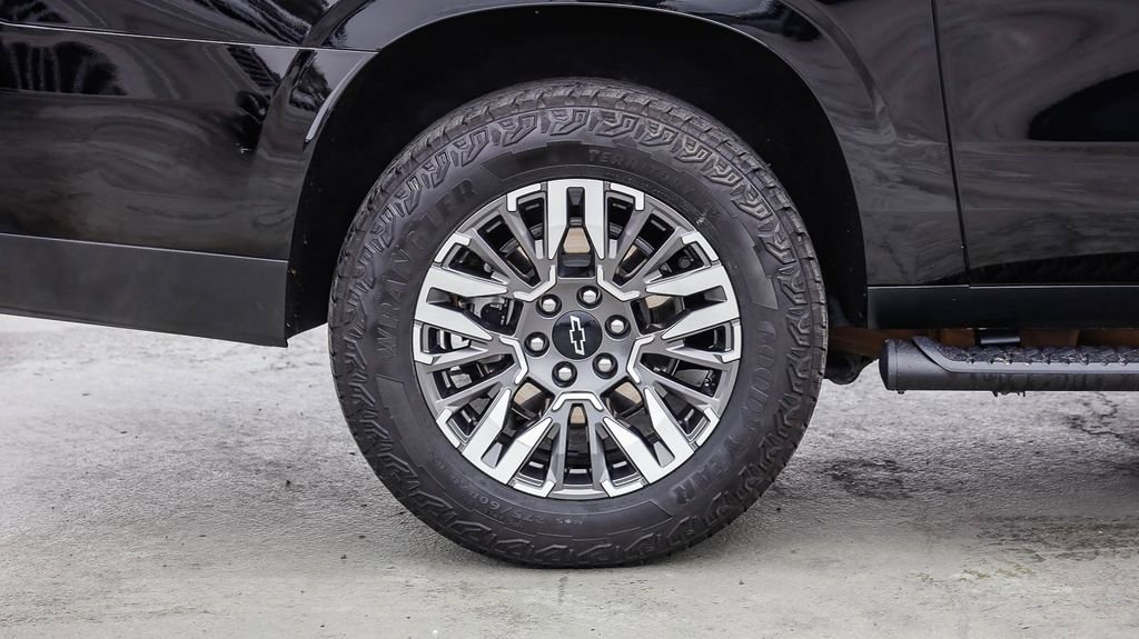Used 2025 Chevrolet Suburban Z71 AWD/4WD image 11