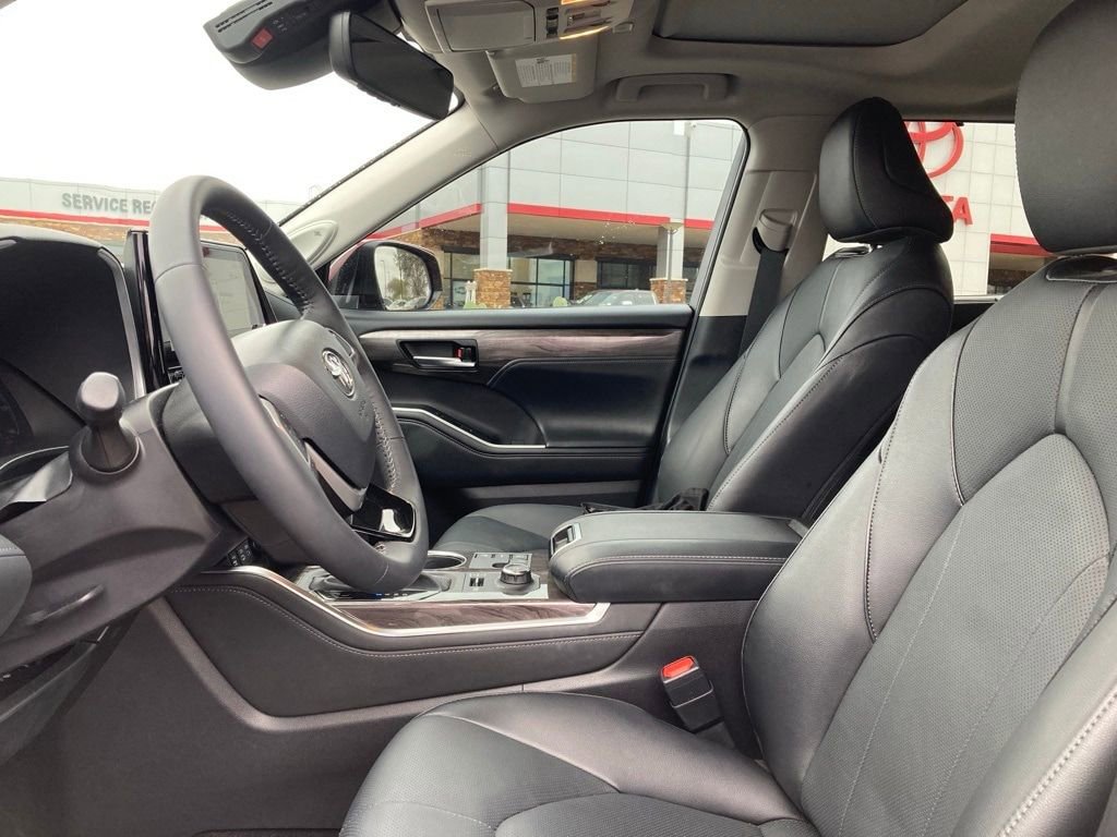 Certified 2025 Toyota Highlander Limited image 10
