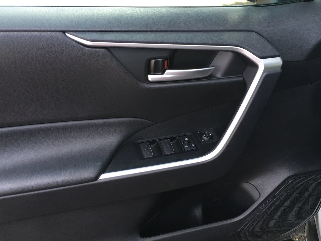Used 2025 Toyota RAV4 XLE AWD/4WD image 18