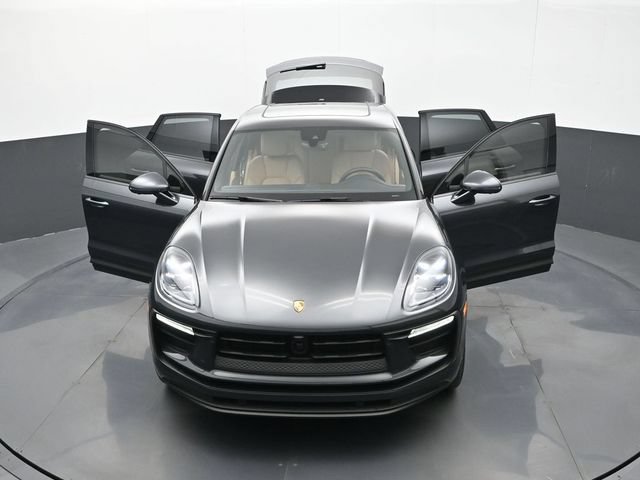 Certified 2025 Porsche Macan AWD/4WD image 32
