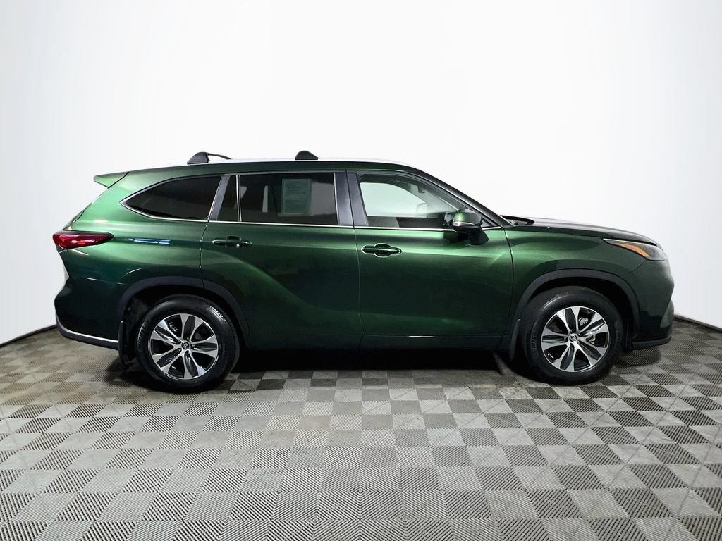 Used 2023 Toyota Highlander XLE AWD/4WD image 8