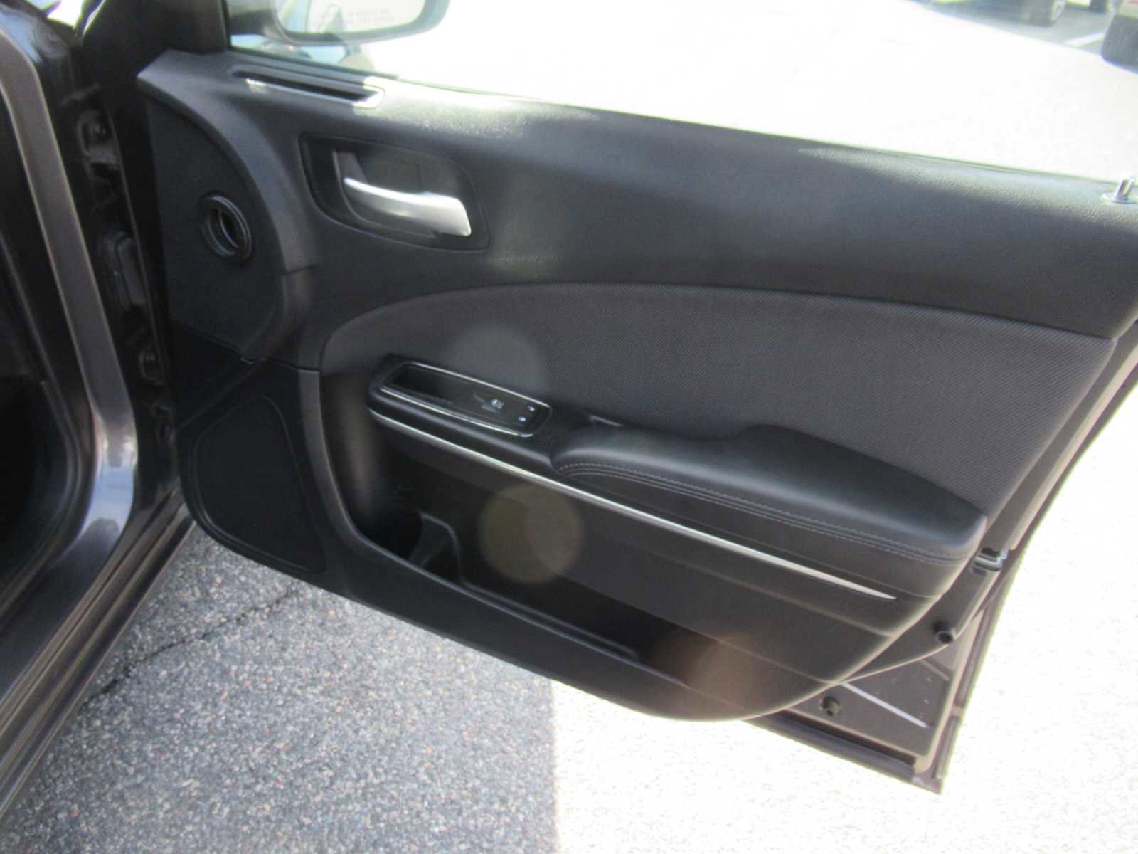 Used 2015 Dodge Charger SE w/ Sport Appearance Group image 19