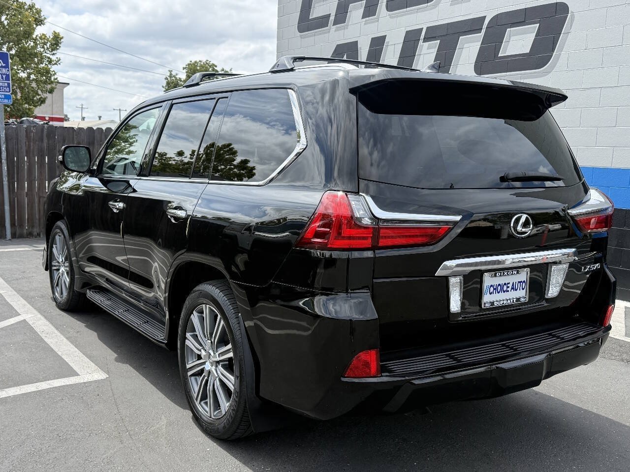 Used 2017 Lexus LX 570 4WD w/ Luxury Package image 4