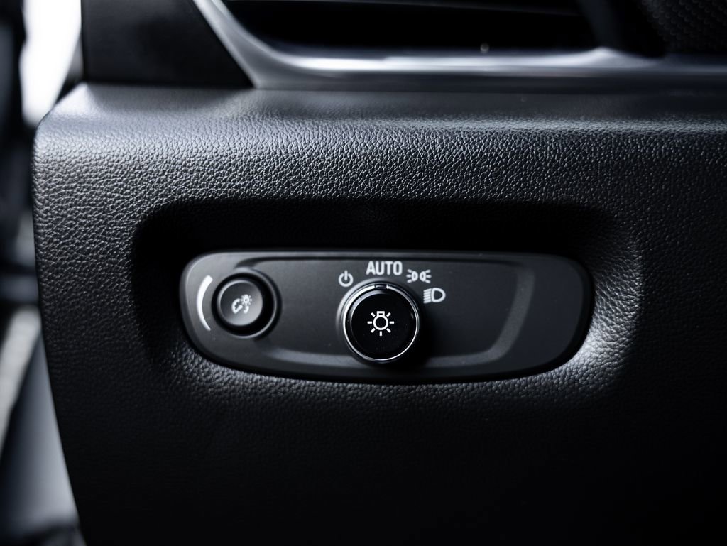 Used 2023 Chevrolet Traverse RS image 25