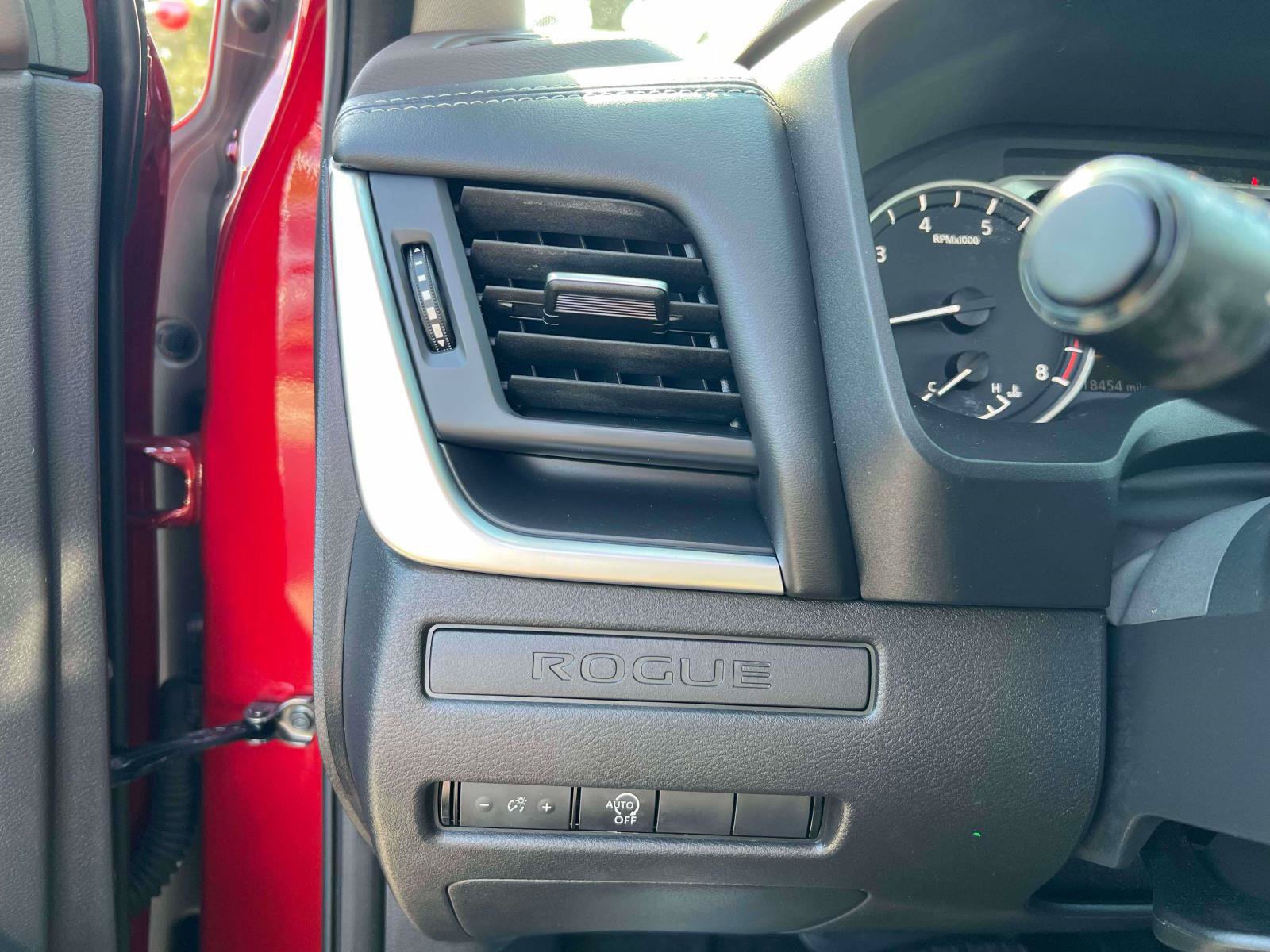 Used 2023 Nissan Rogue S AWD/4WD image 19