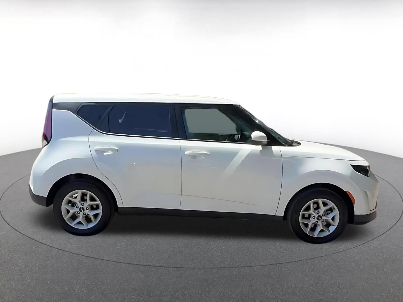 Used 2025 Kia Soul LX w/ LX Technology Package FWD image 15