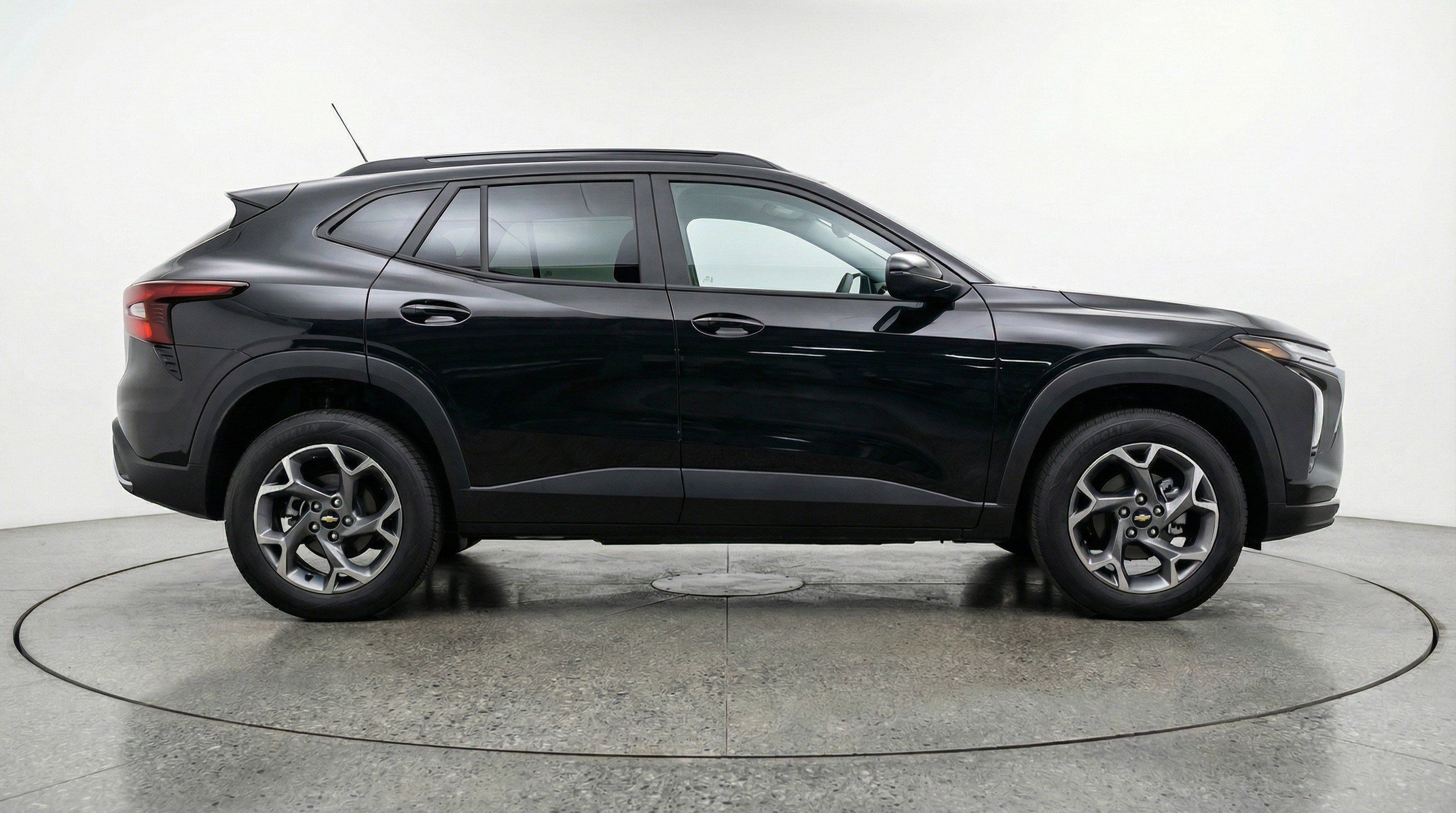 Used 2025 Chevrolet Trax LT FWD image 11