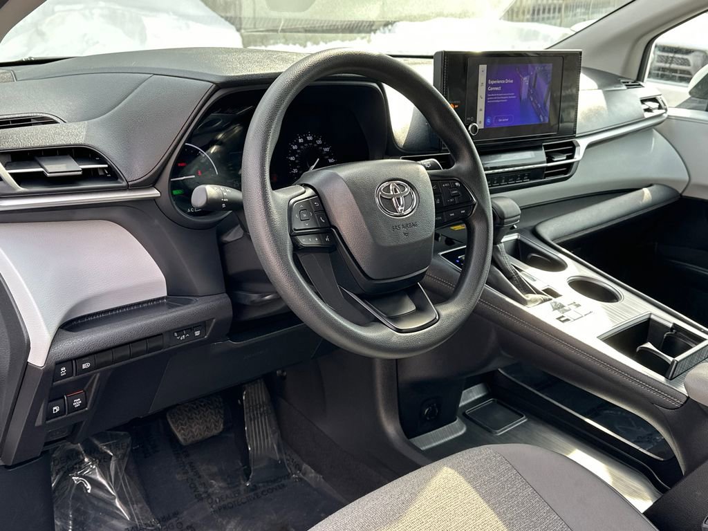 Used 2025 Toyota Sienna LE image 18