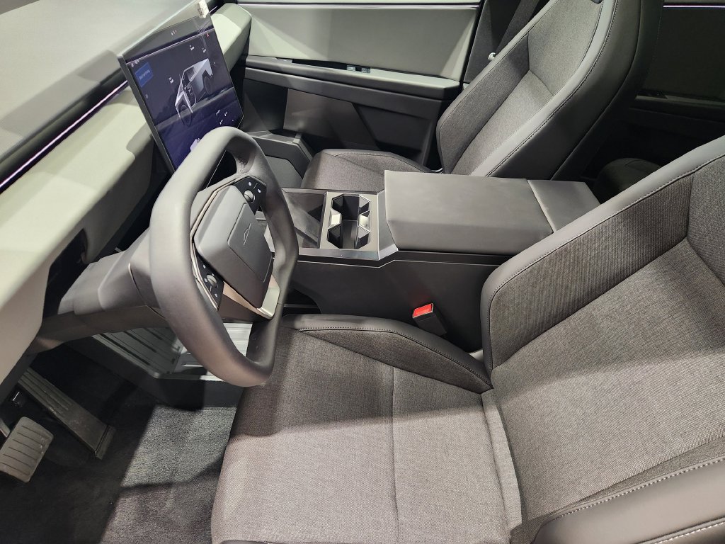 Used 2026 Tesla Cybertruck AWD Crew Cab image 12