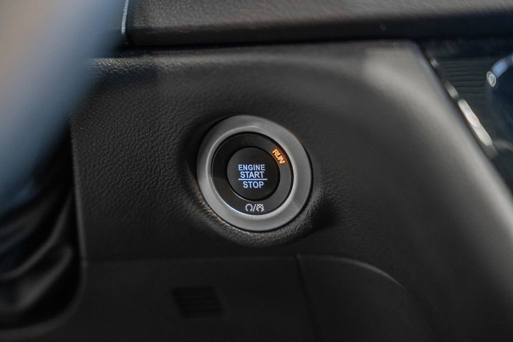 Used 2025 Chrysler Pacifica Select image 31